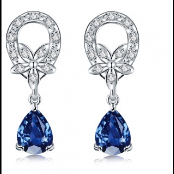 Jewelry - Beautiful silver stamped earrings.