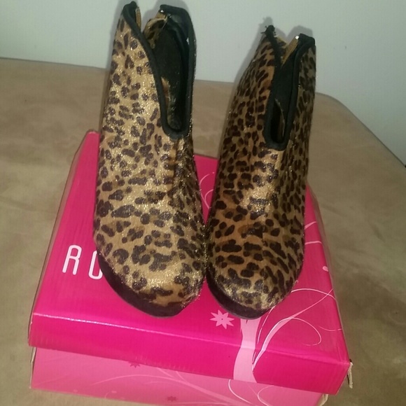 Leopard print wedged booties