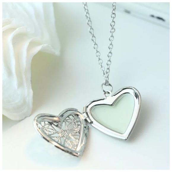 ED33 Glow In The Dark Silver Heart Necklace - Picture 3 of 4