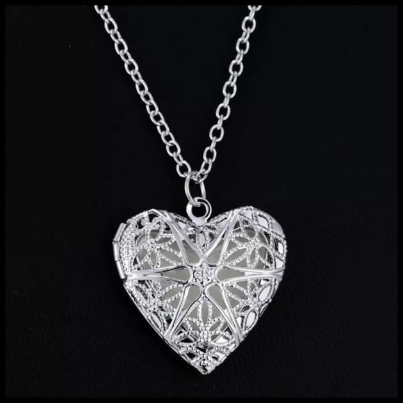 ED33 Glow In The Dark Silver Heart Necklace - Picture 4 of 4