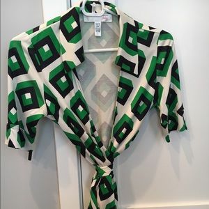 EUC Gorgeous emerald green DVF wrap top