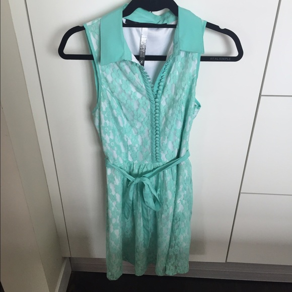 Kensie size small mint green lace dress