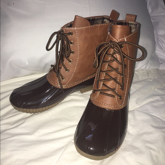 Brand New!! Never worn!! Boutique tan duck boots.