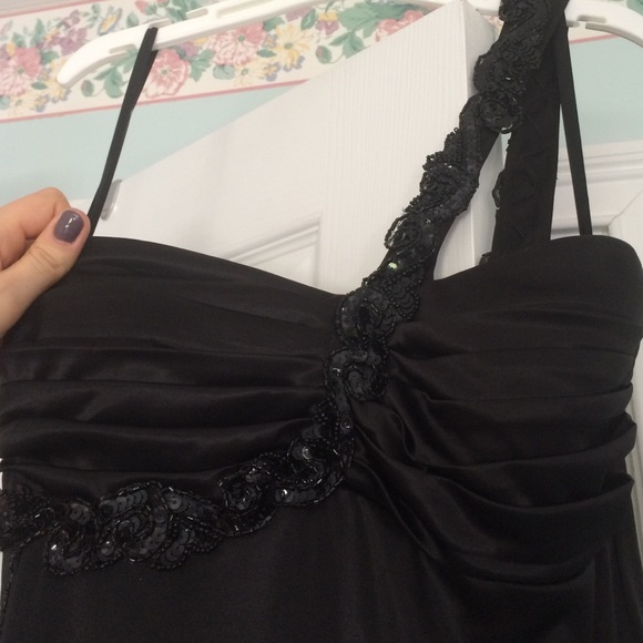 Black evening gown - Picture 2 of 4