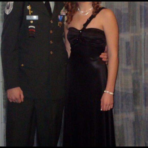 Black evening gown - Picture 4 of 4