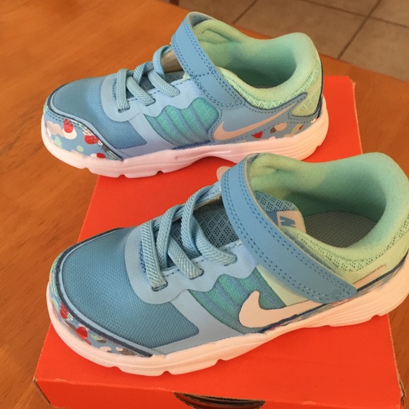 Nikes Kids Fusion X Print  { Size 9 Kids } - Picture 2 of 3