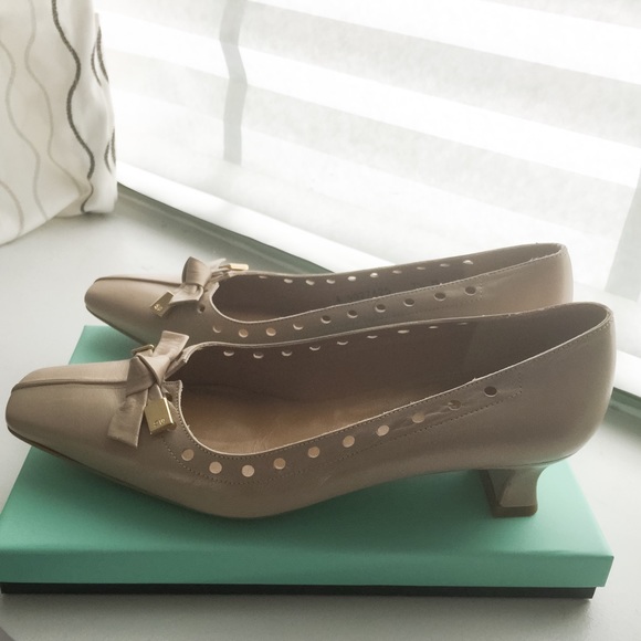 Stuart Weitzman, Excellent Condition 7 1/2m - image 2