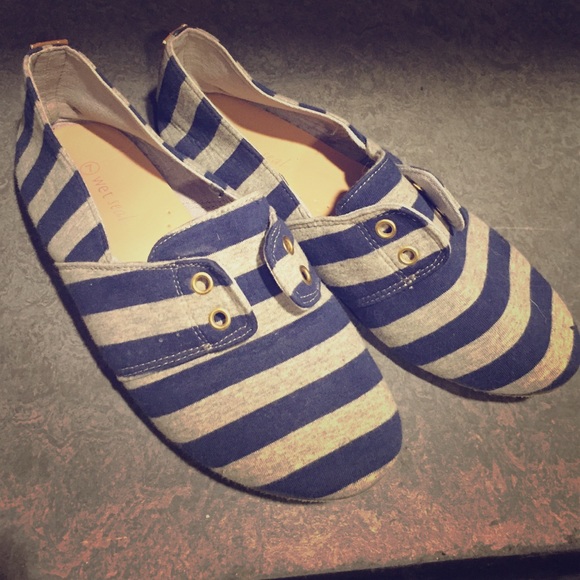 Cute blue and gray flats.