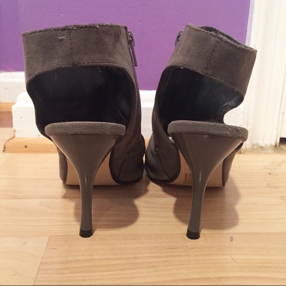 Gray Heels - Picture 2 of 4