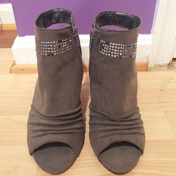 Gray Heels - Picture 3 of 4