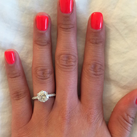 2 Carat Round Brilliant Diamond Ring