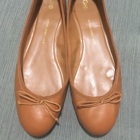 Preppy tan GAP ballet flats great w Lilly Pulitzer