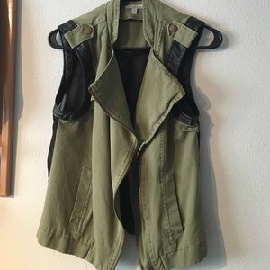 Short Camo green vest with a black back