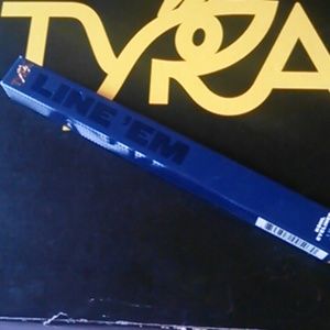Tyra Beauty Line em dual eyeliner