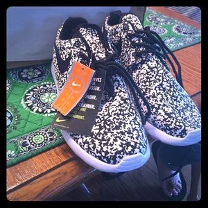 Women's Nike Rosherun Tennis Shoes