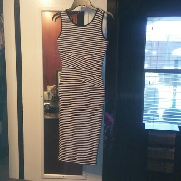 New Adorable dress blk n wht striped slim fitting - Picture 1 of 4