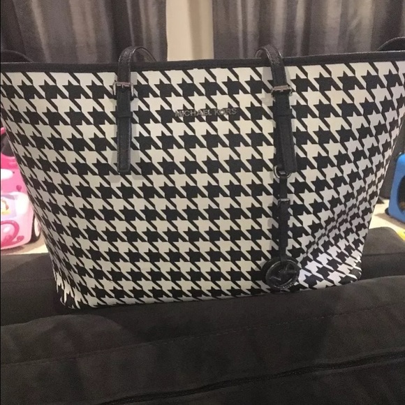 Authentic Michael Kors LG Jet Set Houndstooth Tote
