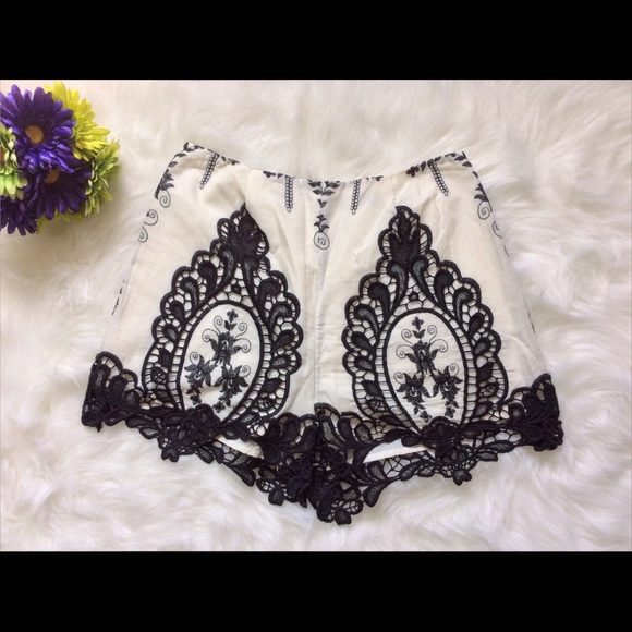 💐Ivory & Black Crochet Lace Shorts - Picture 2 of 4