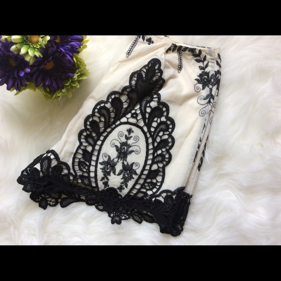 💐Ivory & Black Crochet Lace Shorts - Picture 3 of 4