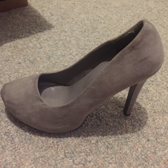 Size 8 grey heals