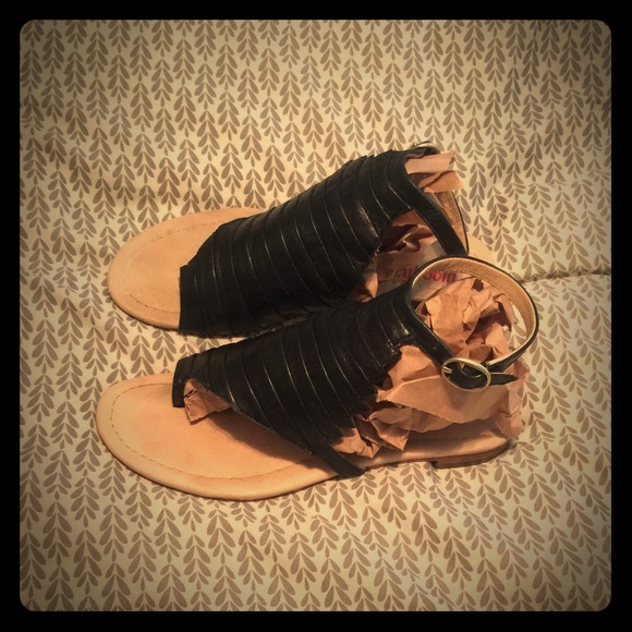 Farylrobin Shoes - Sz 6 Black leather Farylrobin sandals. Gently worn