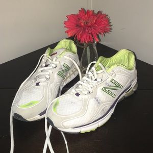 New balance tennis shoes