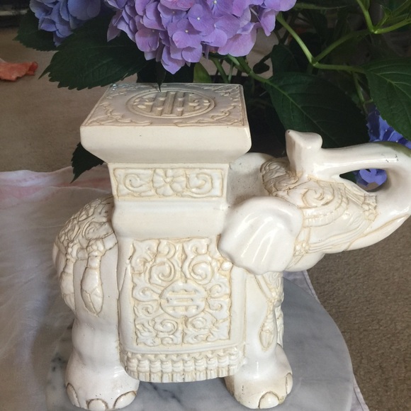 SALE✨Medium Elephant cream w/ medallion detail 🐘✨