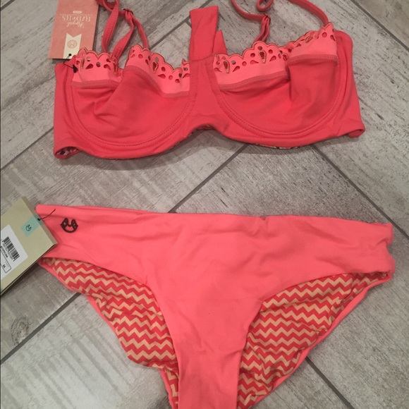 NWT REVERSIBLE STRAPLESS BIKINI TOP - Picture 2 of 4