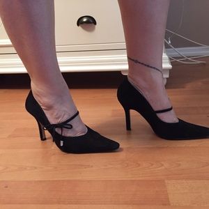 Black suede pump Black suede pump