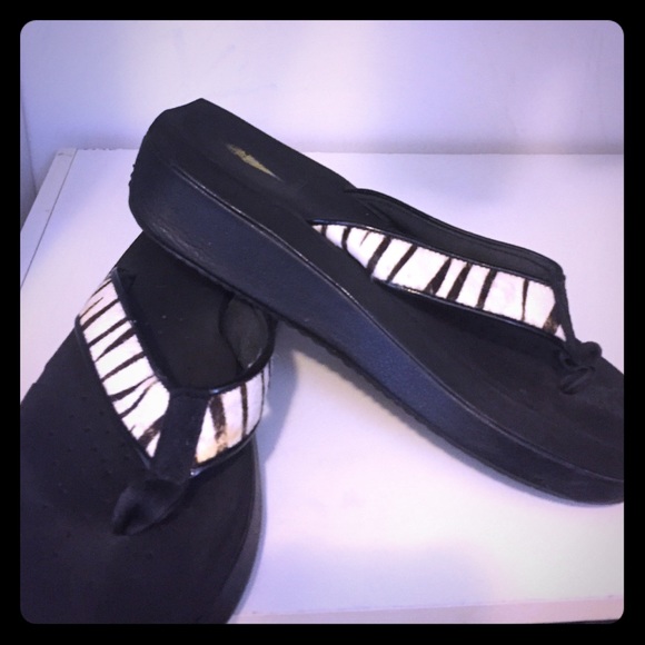 Comfortable FUN zebra style floppy flops! - Picture 1 of 3