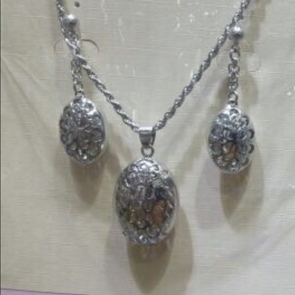 Drop earrings and pendant