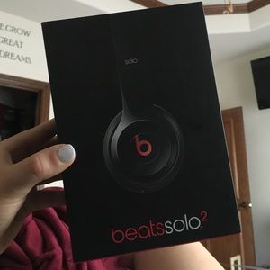 LIKE  NEW BEATS SOLO 2
