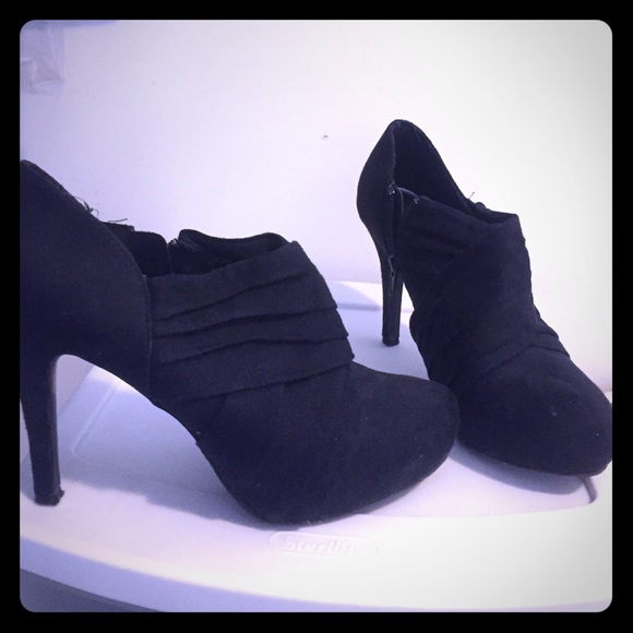 Black high heeled booties!!