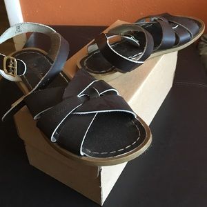 Dark brown salt waters, no creases at all