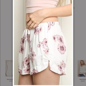 Brandy Melville eve floral shorts🌸