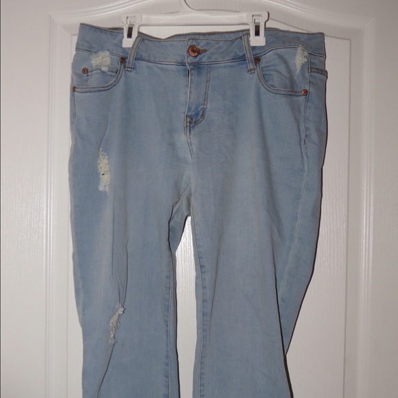 CELEBRITY SLIGHTLY DISTRESSED JEANS - Picture 1 of 4