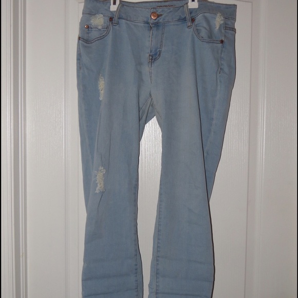CELEBRITY SLIGHTLY DISTRESSED JEANS - Picture 3 of 4