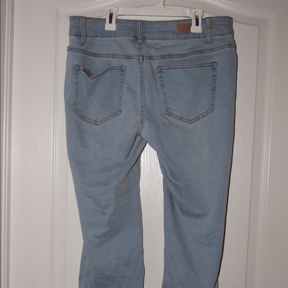 CELEBRITY SLIGHTLY DISTRESSED JEANS - Picture 4 of 4