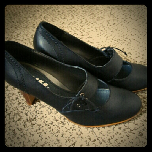 Black. leather Mary Jane pumps