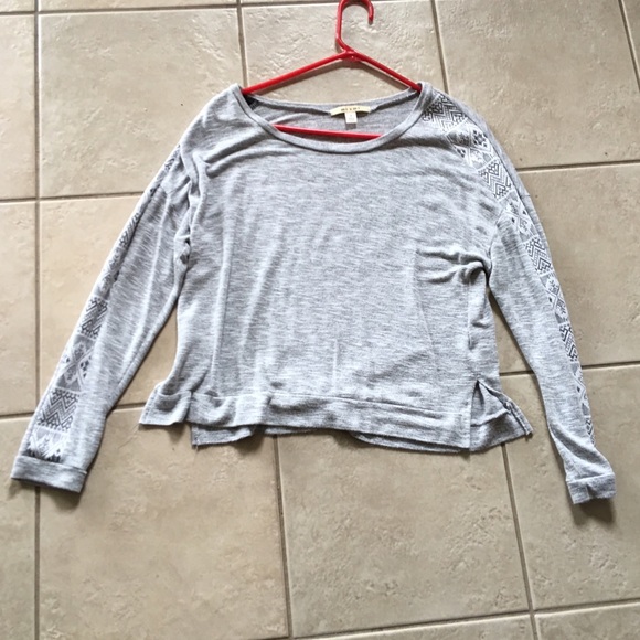 Adorable gray sweater with Aztec printed sleeves