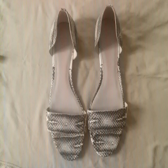 Sold....Tory Burch sandle on eby (krmckw)