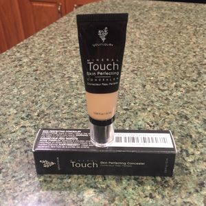 Younique Skin Perfecting Concealer - Scarlet