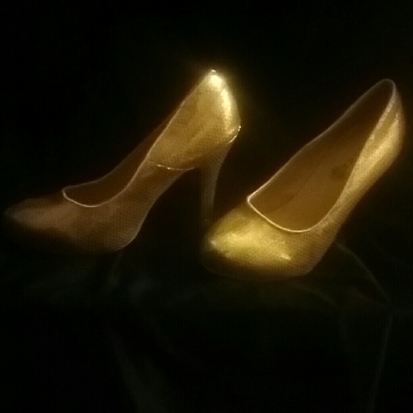 Brand New gold pumps
