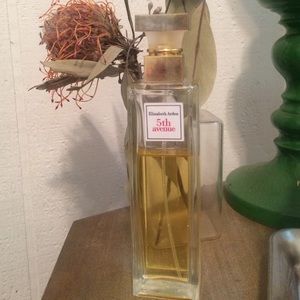 Elizabeth Arden 5th Avenue perfume