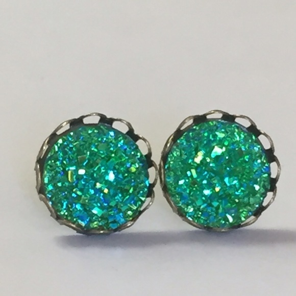 Green iridescent druzy style earrings - Picture 2 of 3