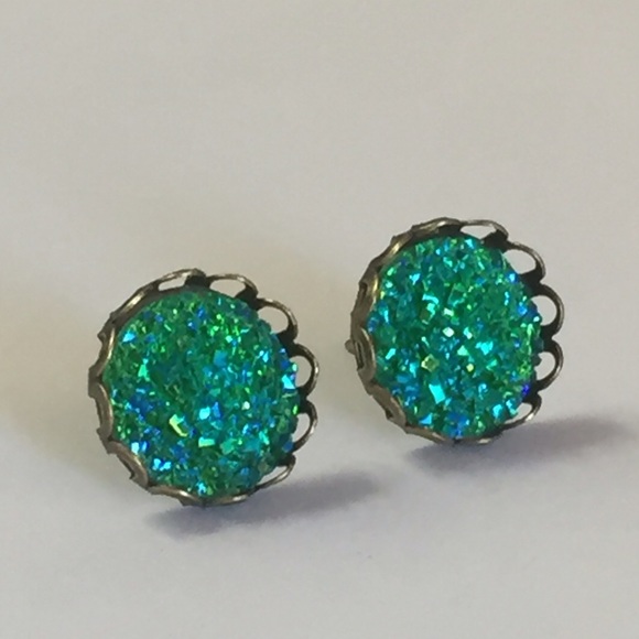 Green iridescent druzy style earrings - Picture 3 of 3