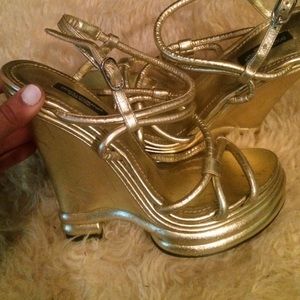 DOLCE & GABBANA Gold wedges!