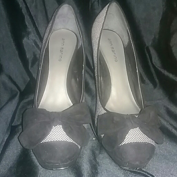 Who doesn't love bows? Brand new wedged heel pumps