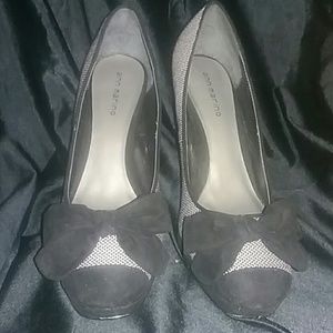 Who doesn't love bows? Brand new wedged heel pumps