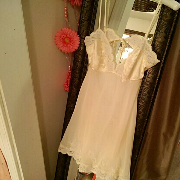 Victoria's Secret Other - $$⬇️ivory color VS chemise NWT